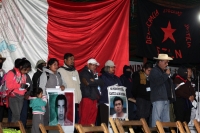 1 de enero del 2015. San Andrés Larrainzar. La delegación de padres de familia y compañeros de los normalistas de Ayotzinapa durante las celebraciones del aniversario zapatista en el Caracol II de Oventik