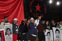1 de enero del 2015. San Andrés Larrainzar. La delegación de padres de familia y compañeros de los normalistas de Ayotzinapa durante las celebraciones del aniversario zapatista en el Caracol II de Oventik 1 de enero del 2015. San Andrés Larrainzar. La delegación de padres de familia y compañeros de los normalistas de Ayotzinapa durante las celebraciones del aniversario zapatista en el Caracol II de Oventik