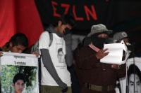 1 de enero del 2015. San Andrés Larrainzar. La delegación de padres de familia y compañeros de los normalistas de Ayotzinapa durante las celebraciones del aniversario del levantamiento  zapatista en el Caracol II de Oventik en la región de Los Altos del e