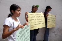 Lunes 14 de agosto del 2017. Tuxtla Gutiérrez. Una familia protesta en la entrada al estacionamiento del edificio de la administración estatal exigiendo los derechos laborales de una madre que fuera despedida de la Secretaria del Trabajo