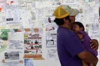 Jueves 17 de agosto del 2017. Tuxtla Gutiérrez. Las paredes de la entrada del edificio del ayuntamiento tuxtleco se han convertido en una verdadera feria del empleo informal.