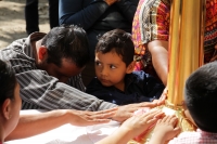 Domingo 3 de diciembre del 2017. Chiapa de Corzo. El cierre de las iglesias por las afectaciones del sismo del 7 de septiembre obliga a los feligreses a sacar las imágenes religiosas a espacios públicos donde el fervor popular se manifiesta con devoció