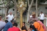 Domingo 3 de diciembre del 2017. Chiapa de Corzo. El cierre de las iglesias por las afectaciones del sismo del 7 de septiembre obliga a los feligreses a sacar las imágenes religiosas a espacios públicos donde el fervor popular se manifiesta con devoció