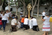 Domingo 3 de diciembre del 2017. Chiapa de Corzo. El cierre de las iglesias por las afectaciones del sismo del 7 de septiembre obliga a los feligreses a sacar las imágenes religiosas a espacios públicos donde el fervor popular se manifiesta con devoció