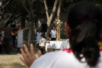 Domingo 3 de diciembre del 2017. Chiapa de Corzo. El cierre de las iglesias por las afectaciones del sismo del 7 de septiembre obliga a los feligreses a sacar las imágenes religiosas a espacios públicos donde el fervor popular se manifiesta con devoció