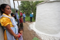 Jueves 22 de septiembre. Fabrican captadores de agua en comunidad tsotsil.