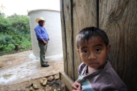 Jueves 22 de septiembre. Fabrican captadores de agua en comunidad tsotsil.