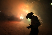 Domingo 18 de diciembre del 2016. San Lorenzo Zinacantan. Fuegos Artificiales, danzas, tambores y carrizo acompañan los rezos y promesas de esta noche en la comunidad Navenchauc donde los jóvenes floreros reafirman las promesas del recorrido de La Topada Domingo 18 de diciembre del 2016. San Lorenzo Zinacantan. Fuegos Artificiales, danzas, tambores y carrizo acompañan los rezos y promesas de esta noche en la comunidad Navenchauc donde los jóvenes floreros reafirman las promesas del recorrido de La Topada