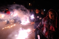 Domingo 18 de diciembre del 2016. San Lorenzo Zinacantan. Fuegos Artificiales, danzas, tambores y carrizo acompañan los rezos y promesas de esta noche en la comunidad Navenchauc donde los jóvenes floreros reafirman las promesas del recorrido de La Topada Domingo 18 de diciembre del 2016. San Lorenzo Zinacantan. Fuegos Artificiales, danzas, tambores y carrizo acompañan los rezos y promesas de esta noche en la comunidad Navenchauc donde los jóvenes floreros reafirman las promesas del recorrido de La Topada