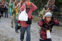 Lunes 21 de diciembre del 2015. Chiapa de Corzo. Los cientos de Floreros llegan esta madrugada a las cercanÃas de la comunidad de la ribera del Grijalva sucios y cansados después de permanecer durante 8 dÃas en las montañas de Los altos de Chiapas donde r Lunes 21 de diciembre del 2015. Chiapa de Corzo. Los cientos de Floreros llegan esta madrugada a las cercanÃas de la comunidad de la ribera del Grijalva sucios y cansados después de permanecer durante 8 dÃas en las montañas de Los altos de Chiapas donde r