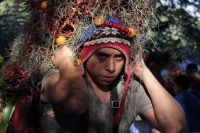 Lunes 21 de diciembre del 2015. Chiapa de Corzo. Los cientos de Floreros llegan esta madrugada a las cercanías de la comunidad de la ribera del Grijalva sucios y cansados después de permanecer durante 8 días en las montañas de Los altos de Chiapas donde r