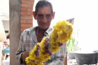 Miércoles 17 de abril del 2019. Tuxtla Gutiérrez. Las familias de la comunidad Zoque se reúnen este medio día en la casa de la Familia Álvarez para elaborar las ofrendas de flores que servirán en las actividades de esta Semana Santa.