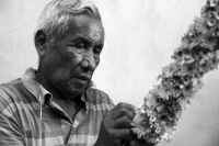 Miércoles 17 de abril del 2019. Tuxtla Gutiérrez. Las familias de la comunidad Zoque se reúnen este medio día en la casa de la Familia Álvarez para elaborar las ofrendas de flores que servirán en las actividades de esta Semana Santa.