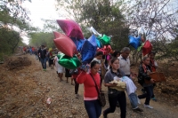 Miércoles 21 de diciembre del 2016. Chiapa de Corzo. La Topada de la Flor. Los jóvenes floreros llegan a Chiapa de Corzo después de caminar por cientos de kilómetros hacia las comunidades de Los Altos de Chiapas y de recolectar manojos o amarres del tubér