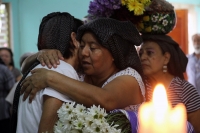 Lunes 3 de septiembre del 2018. Tuxtla Gutiérrez. Don Florentino Maestro Albacea de la Priosterí­a del Cerrito recibe La Flor de los maestros de la Mayordomí­a y Priosterí­a Zoque durante su velación este medio dí­a.