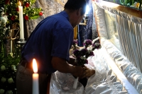 Lunes 3 de septiembre del 2018. Tuxtla Gutiérrez. Don Florentino Maestro Albacea de la Priosterí­a del Cerrito recibe La Flor de los maestros de la Mayordomí­a y Priosterí­a Zoque durante su velación este medio dí­a.