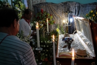 Lunes 3 de septiembre del 2018. Tuxtla Gutiérrez. Don Florentino Maestro Albacea de la Priosterí­a del Cerrito recibe La Flor de los maestros de la Mayordomí­a y Priosterí­a Zoque durante su velación este medio dí­a.