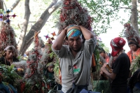 Jueves 21 de diciembre del 2017. Chiapa de Corzo. Los jóvenes floreros llegan este medio dí­a a Chiapa de Corzo después de permanecer recolectando la flor de Niluyarilu en las comunidades de la zona de Los Altos de Chiapas. Este tubérculo será utiliza