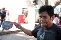 Jueves 28 de diciembre del 2017. Tuxtla Gutiérrez. Un artista callejero lastima su piel para ganarse unas monedas en la plaza central de Tuxtla.