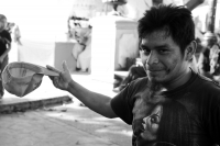 Jueves 28 de diciembre del 2017. Tuxtla Gutiérrez. Un artista callejero lastima su piel para ganarse unas monedas en la plaza central de Tuxtla.