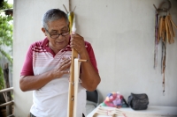 20211010. Tuxtla G. Francisco Velázquez, costumbrista zoque durante su labor en el telar tradicional de la comunidad Copoya