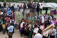 Foto: CDHFrayba. Miércoles 28 de agosto del 2013. Desplazados de la comunidad Puebla de San Pedro Chenalho se desplazan al campamento de Acteal después de que les fuera negadas las garantías de un retorno pacifico a su comunidad de origen.