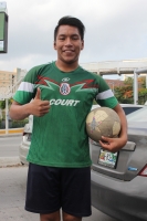 Jueves 4 de junio del 2015. Tuxtla Gutiérrez. Jóvenes deportistas buscan recursos para asistir al Mundial de Free Style de Fut Bol en los cruceros de Tuxtla.