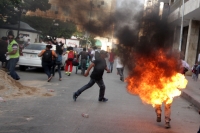 Viernes 5 de diciembre del 2014. Tuxtla Gutiérrez. Uno de los campesinos en huelga de hambre que exigen la liberación de Florentino Gómez Girón preso en Chiapas se inmola esta tarde frente a las instalaciones del congreso local.