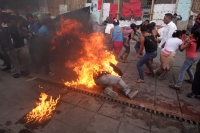 Viernes 5 de diciembre del 2014. Tuxtla Guti�rrez. Uno de los campesinos en huelga de hambre que exigen la liberaci�n de Florentino G�mez Gir�n preso en Chiapas se inmola esta tarde frente a las instalaciones del congreso local.