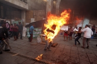 Viernes 5 de diciembre del 2014. Tuxtla Gutiérrez. Uno de los campesinos en huelga de hambre que exigen la liberación de Florentino Gómez Girón preso en Chiapas se inmola esta tarde frente a las instalaciones del congreso local.