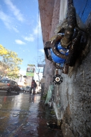 Lunes 2 de enero. Fugas de Agua Potable en el primer cuadro.