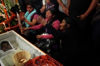 Domingo 24 de julio del 2016. San Juan Chamula. IndÃgenas tsotsiles realizan los ceremoniales tradicionales de las personas que murieran durante los enfrentamientos en la plaza central del ayuntamiento de San Juan Chamula el dÃa de ayer. En la imagen el Domingo 24 de julio del 2016. San Juan Chamula. IndÃgenas tsotsiles realizan los ceremoniales tradicionales de las personas que murieran durante los enfrentamientos en la plaza central del ayuntamiento de San Juan Chamula el dÃa de ayer. En la imagen el