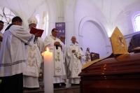 Jueves 7 de septiembre del 2017Tuxtla Gutiérrez. Los funerales de Monseñor José Trinidad Sepúlveda se realizan esta mañana en la catedral de San marcos donde sus restos reposan en una cripta a un costado del altar principal.