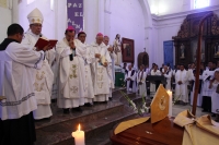 Jueves 7 de septiembre del 2017Tuxtla Gutiérrez. Los funerales de Monseñor José Trinidad Sepúlveda se realizan esta mañana en la catedral de San marcos donde sus restos reposan en una cripta a un costado del altar principal.
