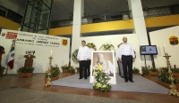 Juan Sabines Guerrero, gobernador del estado de Chiapas, asiste al homenaje póstumo de quien fuera conocido como el Rey del Albur el escritor Armando Ramírez autor del libro Picardía Mexicana quien falleciera en la ciudad de Tuxtla Gutiérrez.