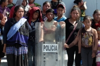 Sábado 24 de noviembre del 2018. Tuxtla Gutiérrez. Elementos de las corporaciones policiacas repliegan los disturbios en el centro de la ciudad durante el último informe del gobierno chiapaneco de Manuel Velazco Coello este medio dí­a.
