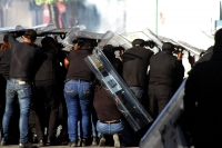 Sábado 24 de noviembre del 2018. Tuxtla Gutiérrez. Elementos de las corporaciones policiacas repliegan los disturbios en el centro de la ciudad durante el último informe del gobierno chiapaneco de Manuel Velazco Coello este medio dí­a.