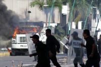 Sábado 24 de noviembre del 2018. Tuxtla Gutiérrez. Elementos de las corporaciones policiacas repliegan los disturbios en el centro de la ciudad durante el último informe del gobierno chiapaneco de Manuel Velazco Coello este medio dí­a.