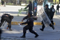 Sábado 24 de noviembre del 2018. Tuxtla Gutiérrez. Elementos de las corporaciones policiacas repliegan los disturbios en el centro de la ciudad durante el último informe del gobierno chiapaneco de Manuel Velazco Coello este medio dí­a.