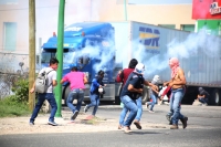 20210531. Tuxtla G. Continúan los enfrentamientos entre normalistas y las corporaciones policiacas de Chiapas