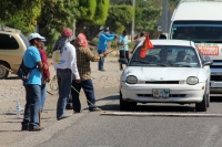 Martes 10 de enero del 2016. Chiapa de Corzo. Las comunidades de Paso Achiote protestan esta mañana en contra del Gasolinazo bloqueando la carretera vieja hacia San Cristóbal de manera intermitente en la salida de esta localidad de la ribera del Grijalva.