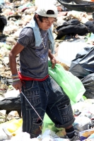 Julio del 2014. Tapachula, Chiapas. Niños, centroamericanos e indigentes pepenadores en el basurero municipal de esta ciudad de la frontera sur de México.