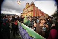 Jóvenes graffiteros y artistas de la ciudad de San Cristóbal de las Casas se manifiestan en las calles de esta ciudad para exigir respeto de las autoridades municipales después de la detención de varios artistas callejeros en los altos de Chiapas.