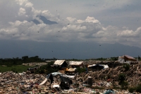 Julio del 2014. Tapachula, Chiapas. Niños, centroamericanos e indigentes pepenadores en el basurero municipal de esta ciudad de la frontera sur de México.