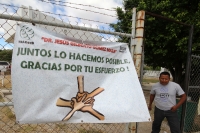 Viernes 3 de enero del 2014. Tuxtla Gutiérrez. A más de un año de su inauguración y a más de 3 años de que el ilustre chiapaneco pidiera que no se politizara su nombre, el nuevo Centro Médico Chiapas Solidario Gilberto Gómez Maza continúa sin ser entregad