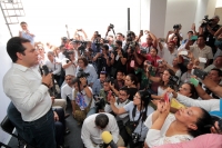 Viernes 23 de marzo del 2018. Tuxtla Gutiérrez. Roberto Albores Gleason, entrega la papelerí­a ante el Instituto de Estatal de Participación Ciudadana para buscar la gubernatura del estado de Chiapas por la coalición Todos por Chiapas formada por los p