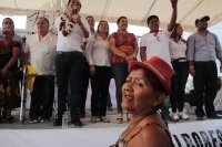 Lunes 4 de junio del 2018. Tuxtla Gutiérrez. Roberto albores Gleason, candidato al gobierno del estado de Chiapas durante su gira de proselitismo en la Colonia La Reliquia platica con los pobladores a quienes manifiesta el compromiso de administrar el go