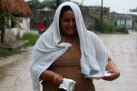 Martes 3 de junio del 2014. Arriaga, Chiapas. Familias de las pescaderías de la costa chiapaneca, esperan que las lluvias se incrementen en las próximas horas, esto a pesar de que las autoridades de Protección Civil continúan alertando sobre el riesgo de 