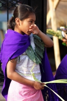Domingo 29 de marzo del 2015. Tuxtla Gutiérrez, Cada año disminuye el número de las familias artesanas que continúan  elaborando las palmas en los atrios de las iglesias de la capital del estado de Chiapas.