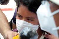Viernes 24 de julio del 2020. Tuxtla Gutiérrez. Juanita, la madre del niño secuestrado en la ciudad de San Cristóbal de las Casas intenta acercarse a las autoridades chiapanecas este medio día en la capital de este estado del sureste de México.